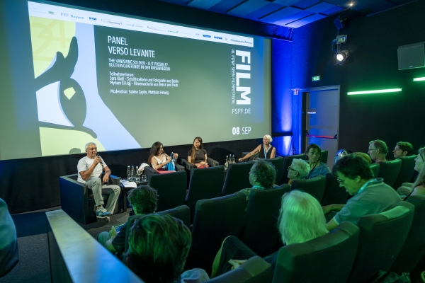 Festivalleiter Matthias Helwig, Myriam El Hajj (Filmemacherin aus Beirut und Paris), Sara Klatt (Schriftstellerin und Fotografin aus Berlin), Moderatorin Sabine Zaplin (© Pavel Broz)