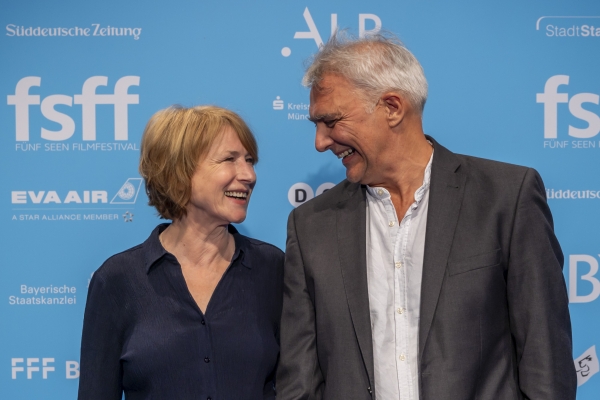 Hannelore-Elsner-Preisträgerin Corinna Harfouch und Festivalleiter Matthias Helwig (© Jörg Reuther)