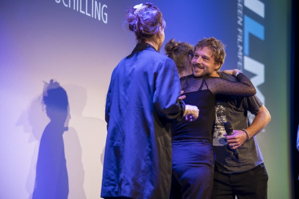 Die Perspektive Spielfilmpreis Jury: Chiara Höflich und Phoebe Ammon mit Regisseur Hannes Schilling (Gewinnerfilm GOOD NEWS) (© Pavel Broz)