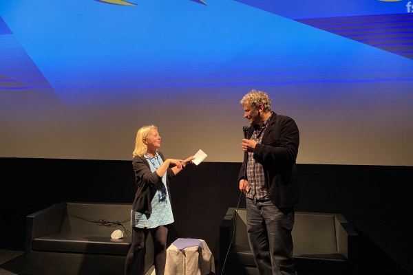 Moderatorin Eleonore Daniel im Gespräch mit Regisseur Marcus H. Rosenmüller (© Franziska Agrawal)
